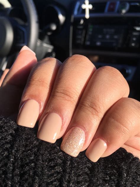 short acrylic nails nude